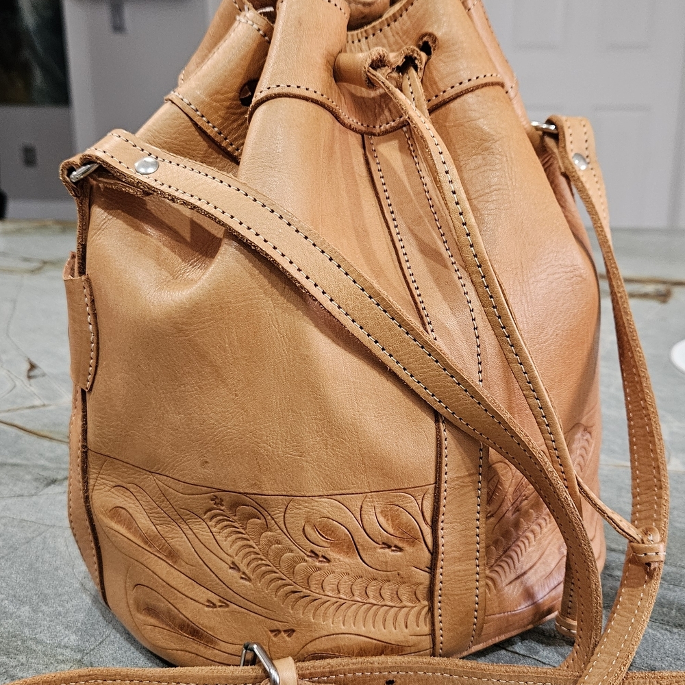 American West Tooled Leather Drawstring Bucket Bag Crossbody Tan NWOT - Picture 9 of 12